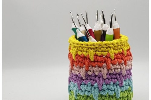 DIY crochet pen holder