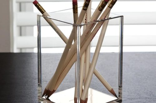 Clear acrylic pen holder