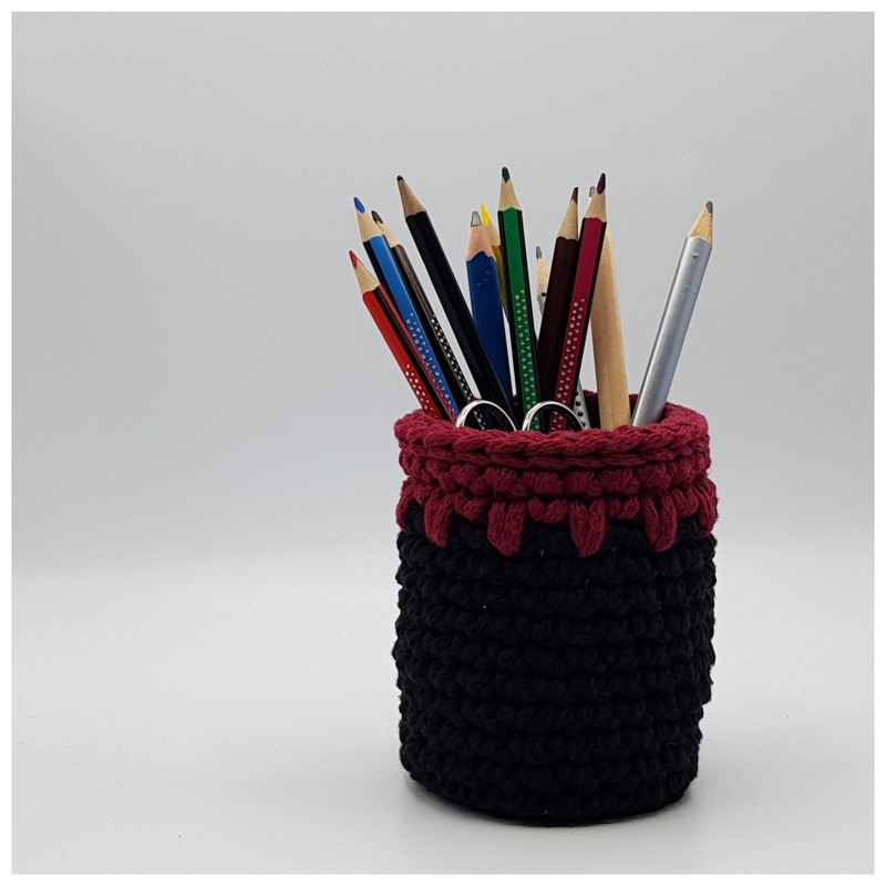 DIY crochet pen holder