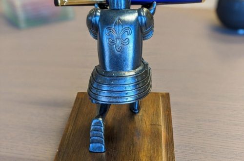 Knight figurine pen holder