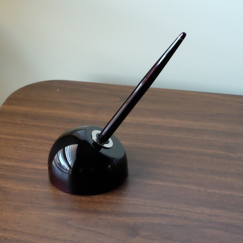 Minimalist pen holder